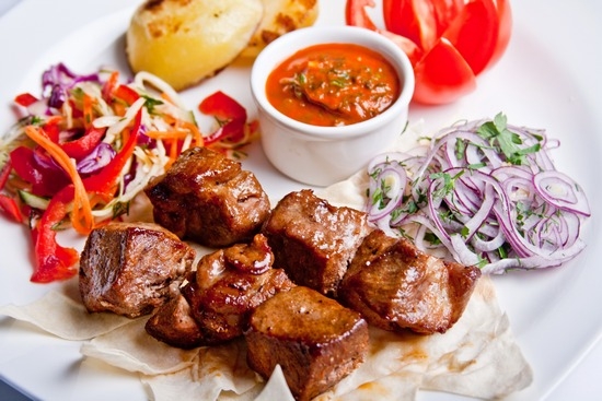 Wie man Bogen für Kebab dreht: Die besten Rezepte mit Essig, Zitrone und Rübensaft sowie mit Sojasauce 09