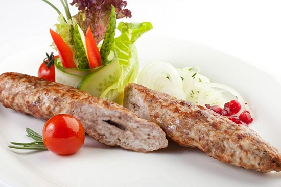 Friedens-Kebab von Huhn: Eigenschaften von Gerichten, Kochrezepten und auf dem Mangal 01