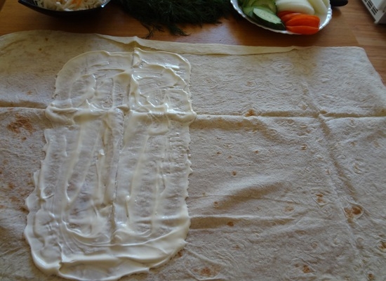 Lavash mit Krabben-Essstäbchen: Rezepte zum Kochen von köstlichen Rollen mit einer Vielzahl von Füllungen 06