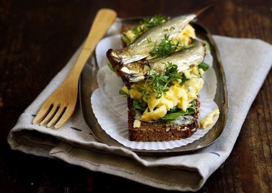 Rezepte Sandwiches mit Sprotten: Kochen mit gesalzener oder frischer Gurke, Tomate 05