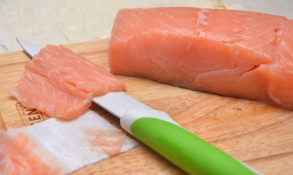 Pogwash mit Lachs: Köstliche Rezepte. Wie man eine Käserolle mit Lachs und Konserven kocht? 04