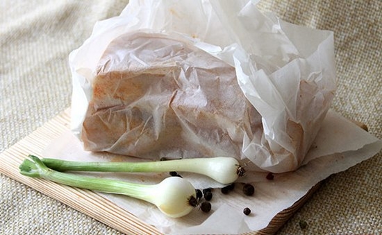 Salo, einsamer trockener Weise zu Hause mit Knoblauch und anderen Gewürzen 04