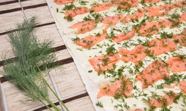 Pogwash mit Lachs: Köstliche Rezepte. Wie man eine Käserolle mit Lachs und Konserven kocht? 07