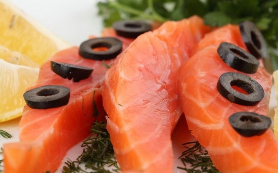 Lachs ist schwach gesalzen: Rezept für Hauskochen, Kalorien. Salate mit Himmellachs 01