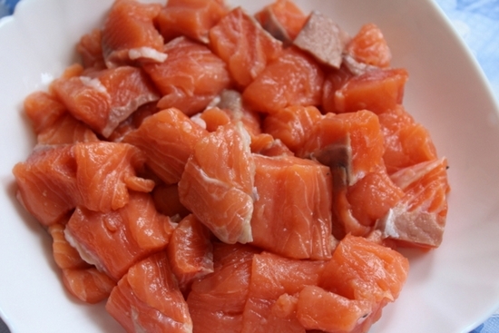 Lachs ist schwach gesalzen: Rezept für Hauskochen, Kalorien. Salate mit Himmellachs 06