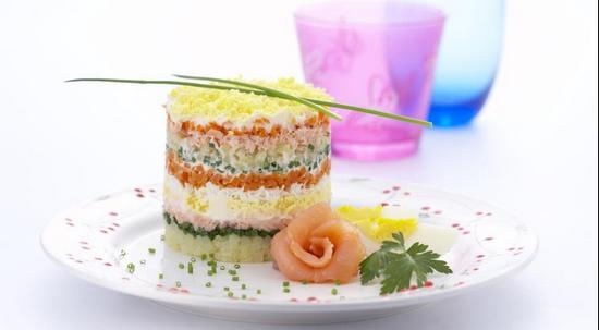 Lachs ist schwach gesalzen: Rezept für Hauskochen, Kalorien. Salate mit Himmellachs 09