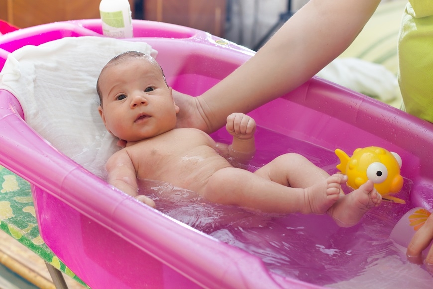 Wie man neugeborenes Baby richtig badet - zum ersten Mal und täglich? Wie oft und in welchem ​​Wasser, um Baby zu baden? 03