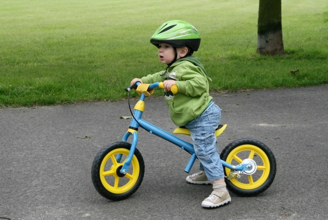 Wie man ein Kind unterrichtet, um ein Fahrrad zu fahren? Wo ist der beste Weg, um ein Fahrrad zu reiten?? 01