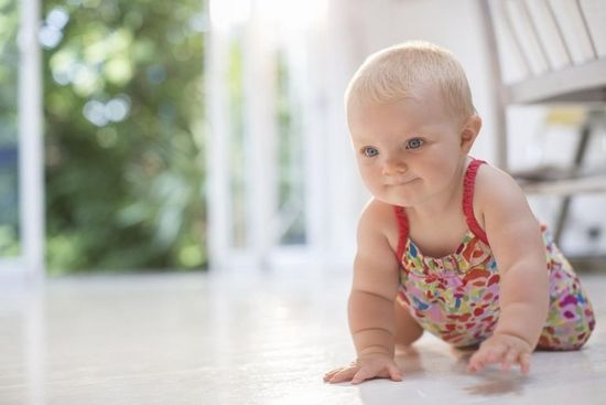 Wie man ein Kind unterrichtet, um auf allen Vieren zu krabbeln? Was berät Kinderpädiatiker Komarovsky e?. Ö.? 03