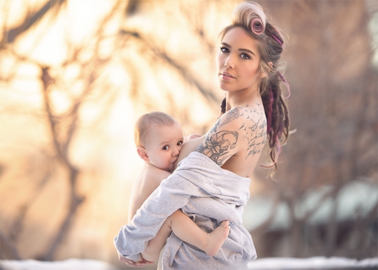 So füttern Sie die neugeborene Muttermilch? Pose für Baby füttern mit mütterlicher Milch 01