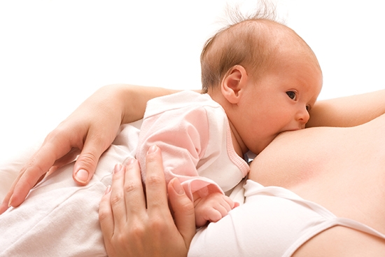 So füttern Sie die neugeborene Muttermilch? Pose für Baby füttern mit mütterlicher Milch 02