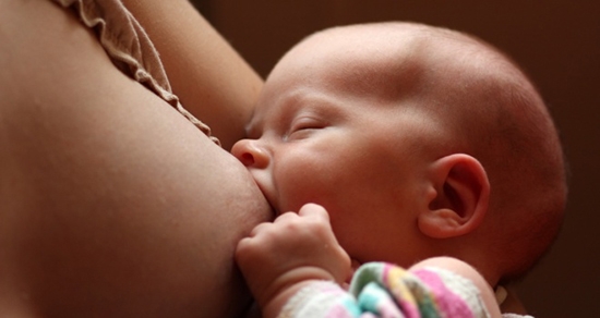 So füttern Sie die neugeborene Muttermilch? Pose für Baby füttern mit mütterlicher Milch 04