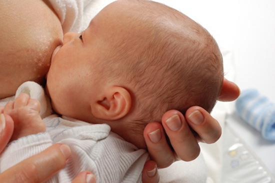 So wenden Sie ein Kind zum Füttern an: Haltungen und Ratschläge von Spezialisten. So füttern Sie Neugeborene Muttermilch? 04