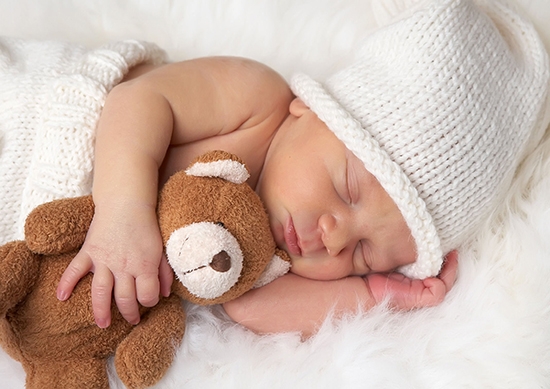 Müssen Sie während des Tages und der Nacht ein neugeborenes Baby einschauen? Für und gegen 02