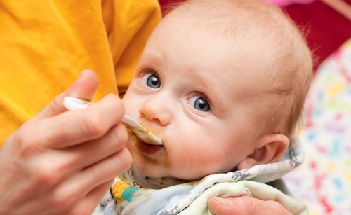 Baby füttert auf künstlicher Fütterung 01