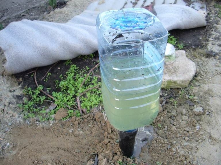 Tropfwasser aus Plastikflaschen. Moderne Technologien zu Hause 01