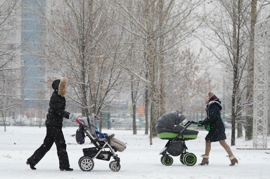 Wanderwagen: Top-Bewertung für Sommer und Winter. Was darauf achten, wenn Sie einen Kinderwagen auswählen? 02