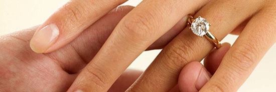 So bestimmen Sie die Größe der Ringe am Finger des Mädchens zu Hause? 01