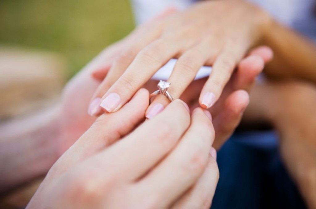 Welcher Ring wird gegeben, wenn sie einen Satz machen?? So wählen Sie den Verlobungsring aus? 04