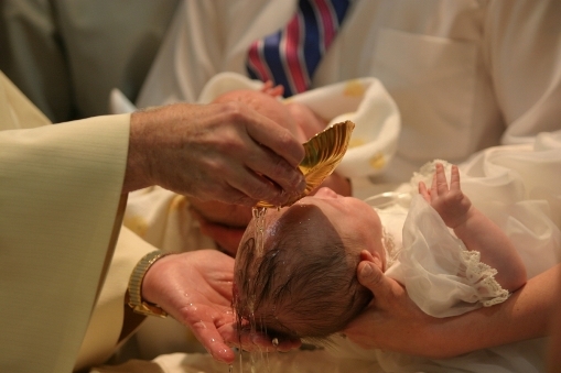 Kind in der Kirche: Vor- und Nachteile 01