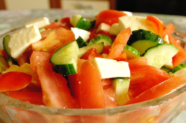 Salat mit Tomaten und Gurken. Rezeptoptionen-Gerichte und seine Kalorien 01