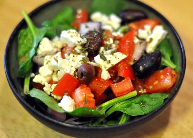 Salat mit Tomaten und Gurken. Rezeptoptionen-Gerichte und seine Kalorien 02