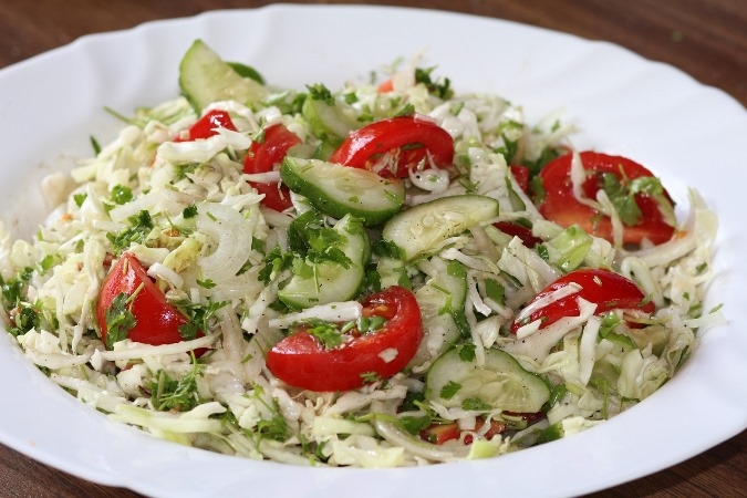 Salat mit Tomaten und Gurken. Rezeptoptionen-Gerichte und seine Kalorien 03