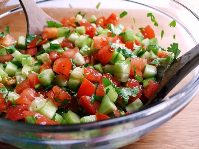 Salat mit Tomaten und Gurken. Rezeptoptionen-Gerichte und seine Kalorien 05