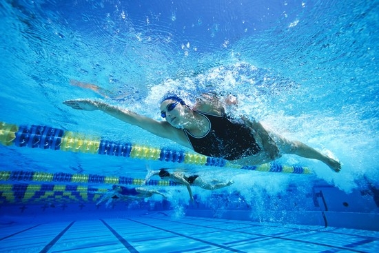 So schwimmen Sie in einem abnehmenden Pool, um die Rehabilitation der Wirbelsäulen? 01