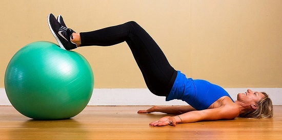 Übungen zum Gewichtsverlust mit Fitnessball: Komplex für Anfänger 02