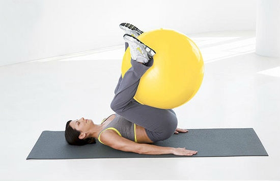 Übungen zum Gewichtsverlust mit Fitnessball: Komplex für Anfänger 07