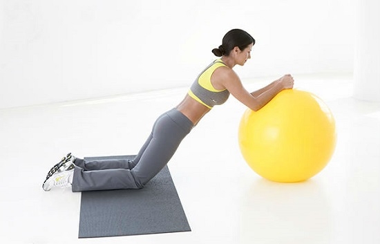 Übungen zum Gewichtsverlust mit Fitnessball: Komplex für Anfänger 09