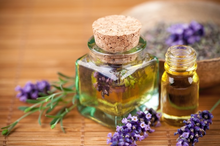 Lavendelöl: Eigenschaften und Anwendungen. Bewertungen von Lavender ätherischer Öl 01