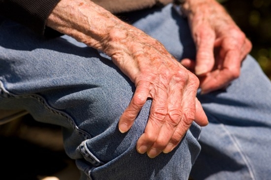 Ursachen für Hand schütteln sich in älteren und jungen Jahren 02