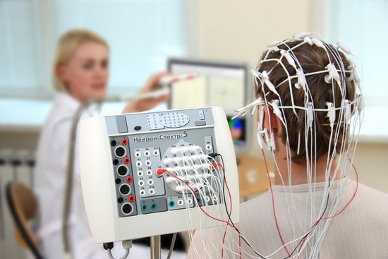 Was zeigt das Elektroenzephalogramm des Gehirns (EEG) bei Kindern und Erwachsenen? 01