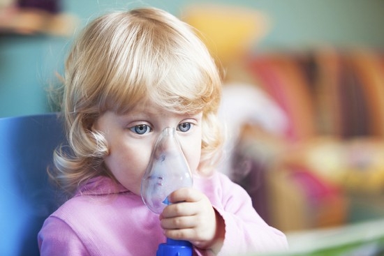 Inhalation mit Salzlösung für Kinder: Dosierung und andere Aspekte des therapeutischen Verfahrens 03