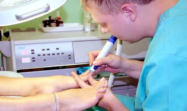 Behandlung eines eingewachsenen Nagels. Folk-Heilmittel und Medikationstechniken 02