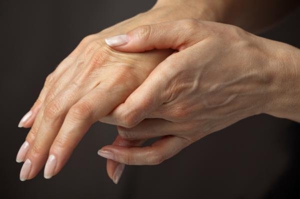 Warum verletzen Sie die Gelenke der Finger?? Wie man Schmerzen in den Gelenken von Volksmittel beseitigen? 02