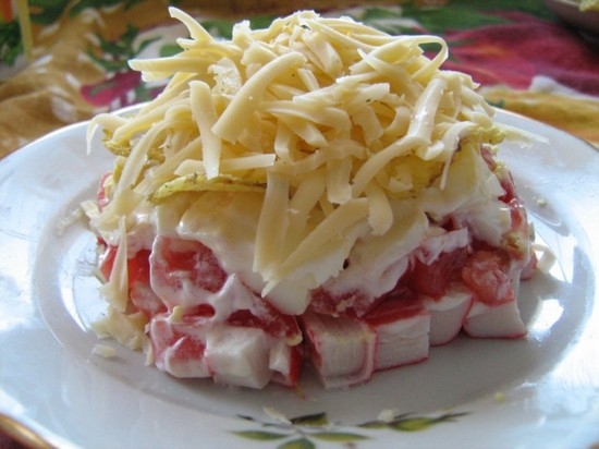 Salat mit Krabben-Essstäbchen und Tomaten, Käse, Knoblauch, Eiern 10