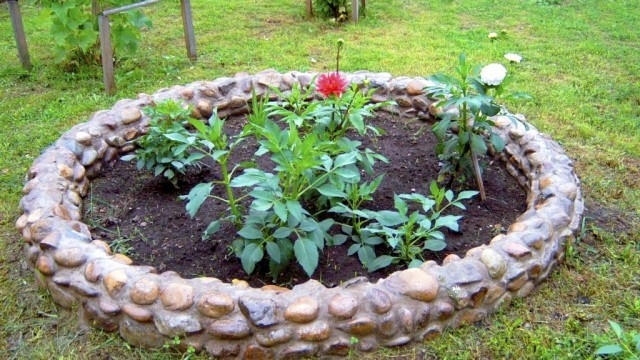 Blumen von Steinen mit ihren eigenen Händen. Wie man Blumenbeete in verschiedenen Stilen herstellt? 01