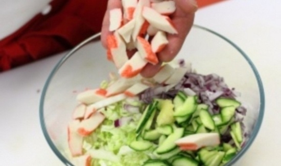 Salat mit Krabben-Essstäbchen mit Kohl: Die beliebtesten Rezepte 12