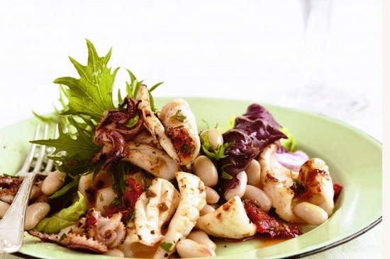 Der leckerste Salat mit Tintenfisch: Kochrezepte mit Pilzen und Mais 03