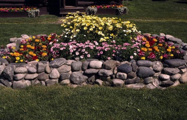 Blumen von Steinen mit ihren eigenen Händen. Wie man Blumenbeete in verschiedenen Stilen herstellt? 10