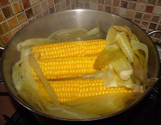 Wie und wie viel, um jungen Mais in den Maiskolben in einem Topf in einem Topf zu kochen? Wie man Futtermais von Lebensmitteln unterscheidet? 01