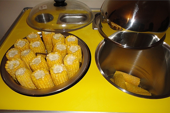 Wie und wie viel, um jungen Mais in den Maiskolben in einem Topf in einem Topf zu kochen? Wie man Futtermais von Lebensmitteln unterscheidet? 03