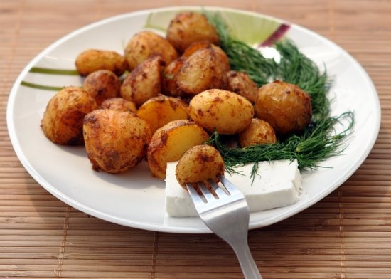 Wie man Kartoffeln schnell in die Mikrowelle hergestellt hat - in der Packung, Pommes Frites, in der Uniform, mit Hühnchen? 02