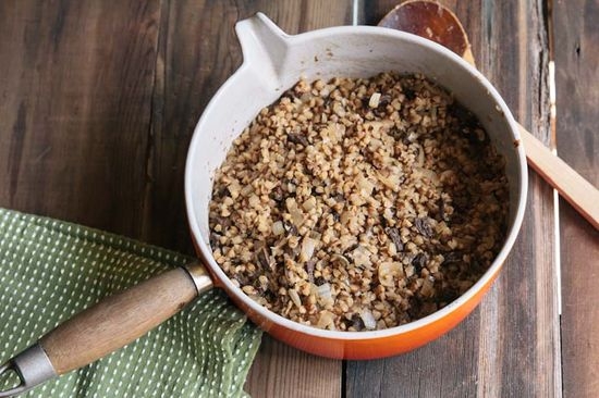 Wie viele Protein in Buchweizen und Kohlenhydraten? Was ist nützlich, um Buchweizen zu backen?? 01