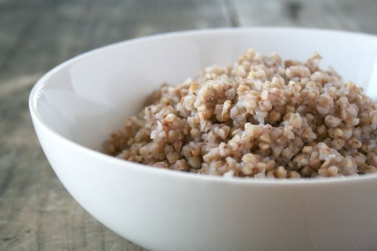 Wie viele Protein in Buchweizen und Kohlenhydraten? Was ist nützlich, um Buchweizen zu backen?? 02