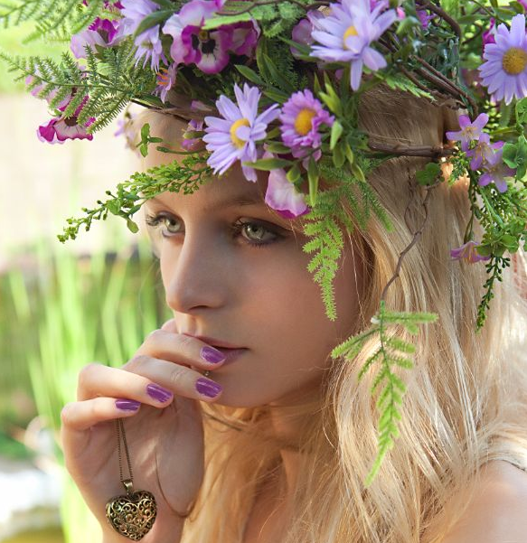 Kranz der Blumen auf dem Kopf. Wie man einen Kranz auf den Leiter der lebenden und künstlichen Farben macht 13