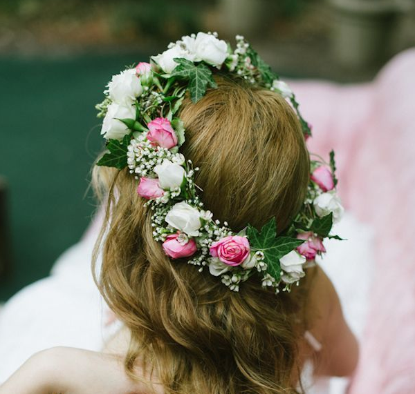 Kranz der Blumen auf dem Kopf. Wie man einen Kranz auf den Leiter der lebenden und künstlichen Farben macht 14